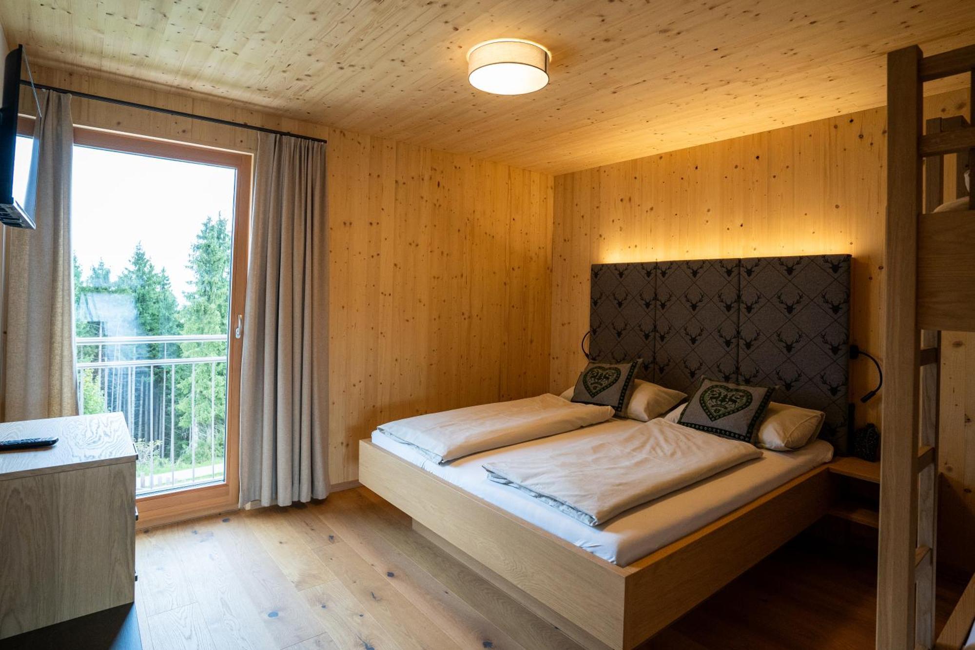 Holzhaus "Zum Schwarz'N" Apartment Aurach am Hongar Екстериор снимка