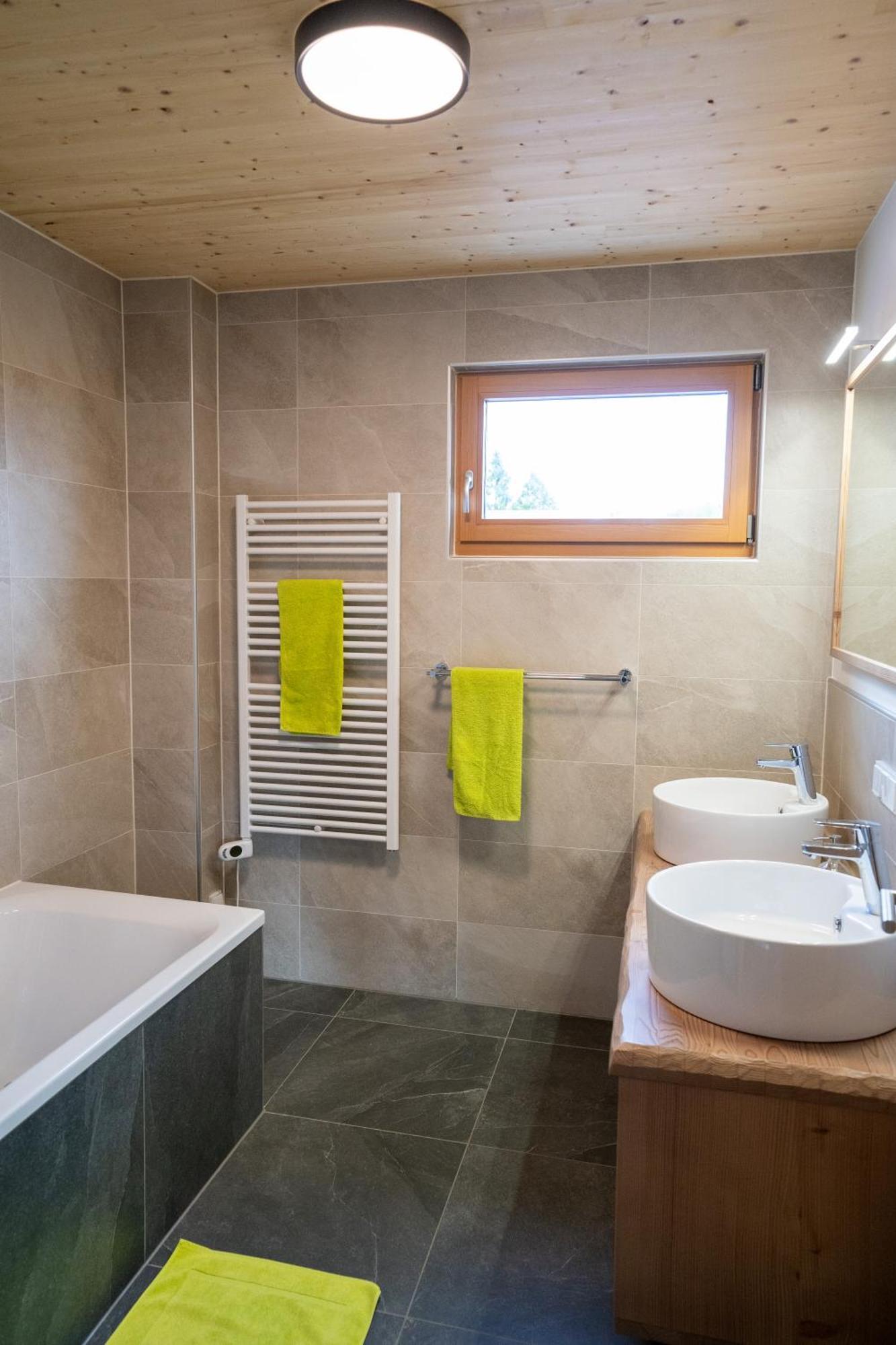 Holzhaus "Zum Schwarz'N" Apartment Aurach am Hongar Екстериор снимка