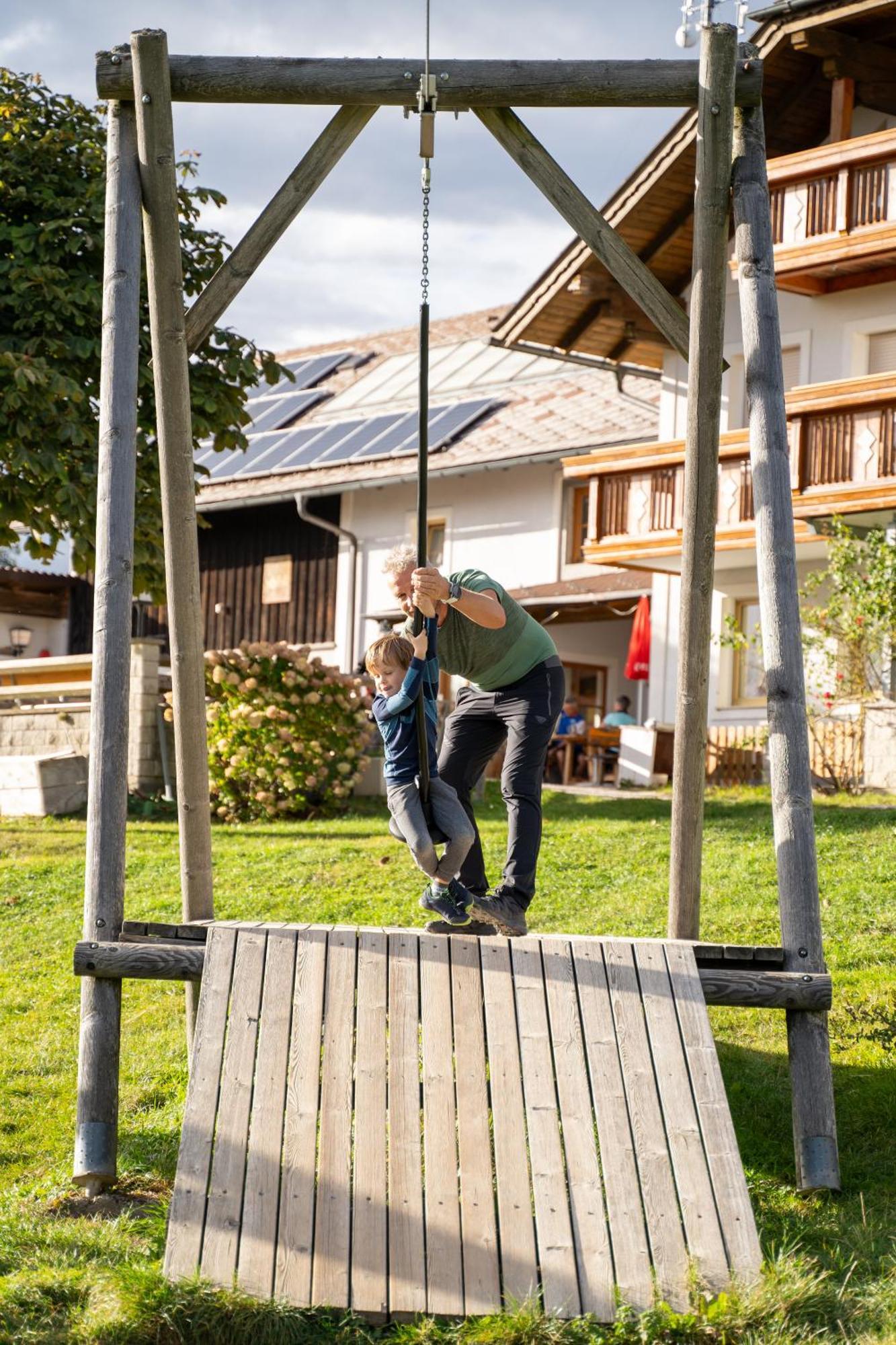 Holzhaus "Zum Schwarz'N" Apartment Aurach am Hongar Екстериор снимка