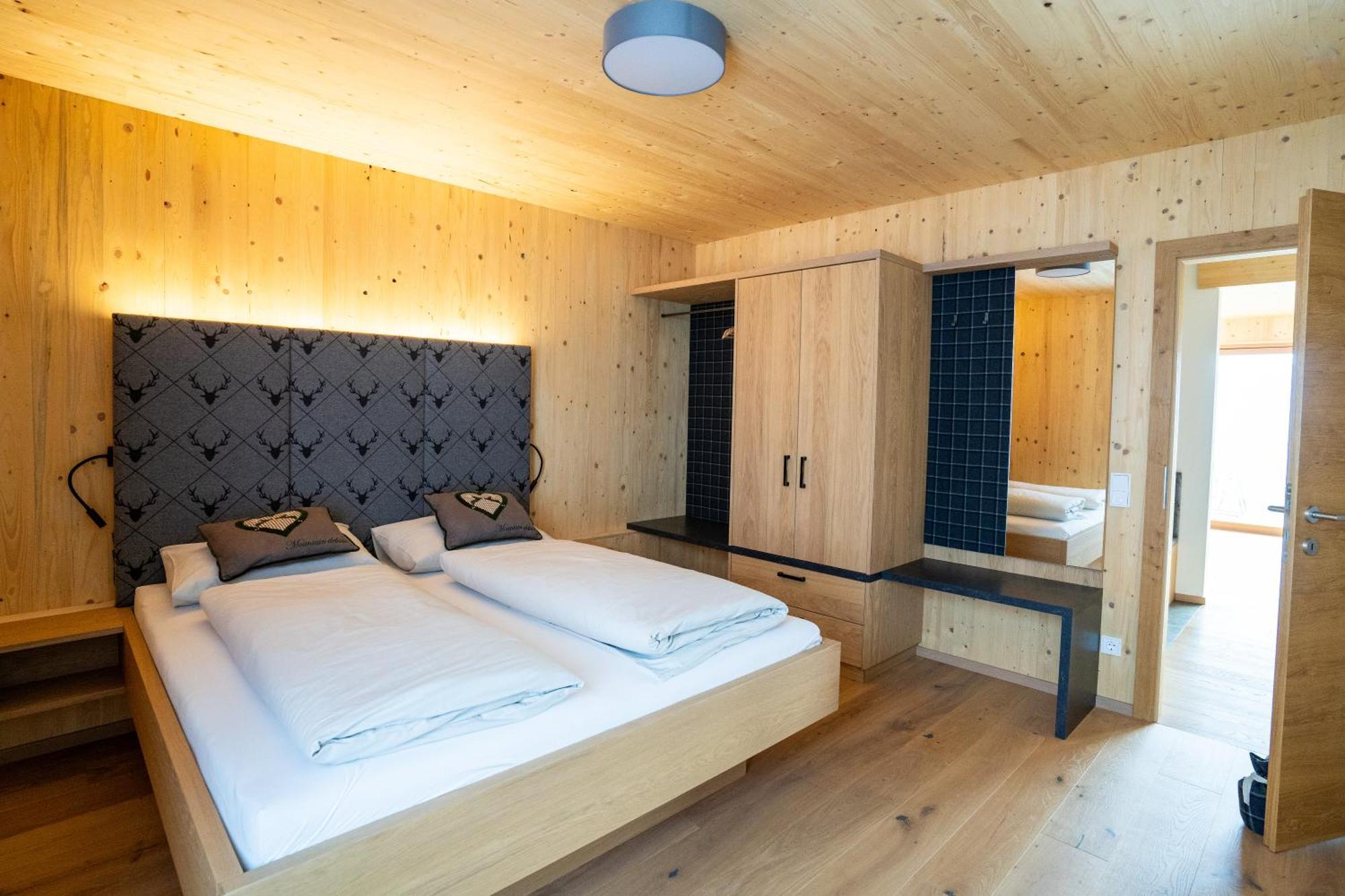 Holzhaus "Zum Schwarz'N" Apartment Aurach am Hongar Екстериор снимка