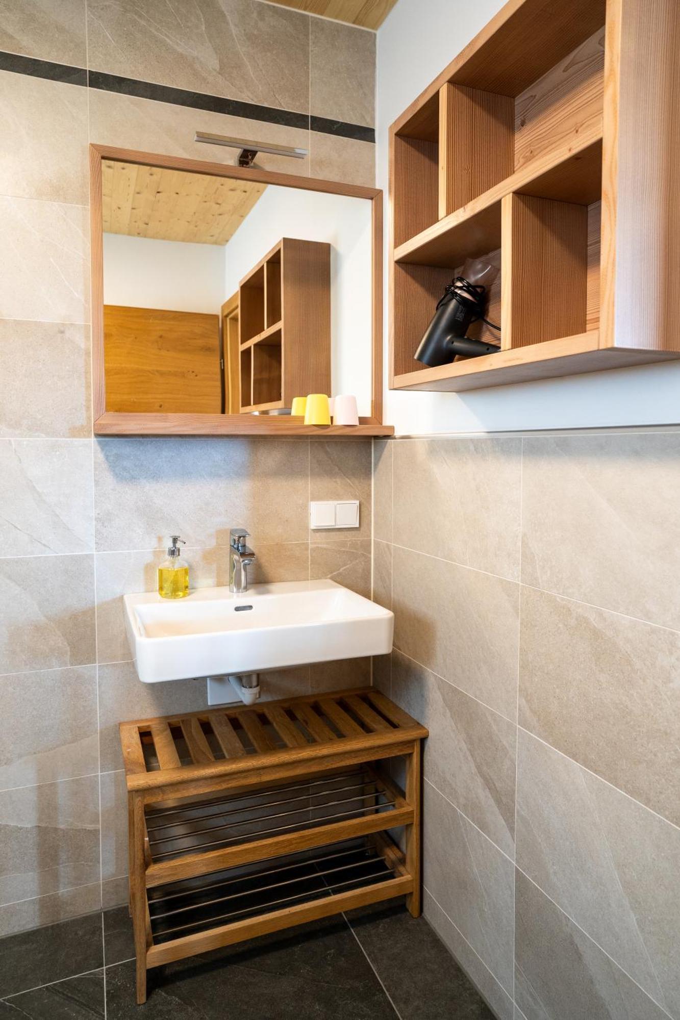 Holzhaus "Zum Schwarz'N" Apartment Aurach am Hongar Екстериор снимка
