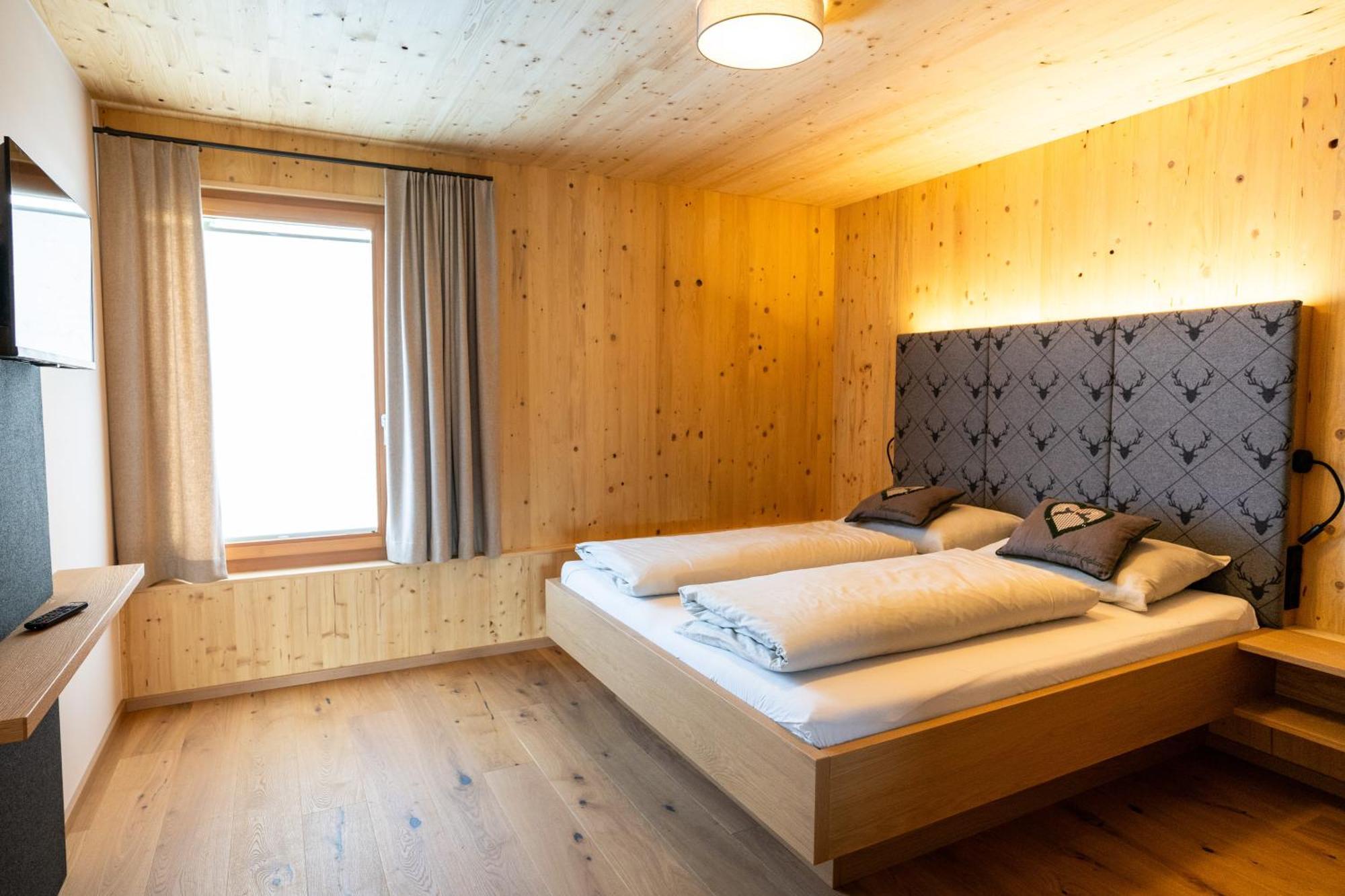 Holzhaus "Zum Schwarz'N" Apartment Aurach am Hongar Екстериор снимка